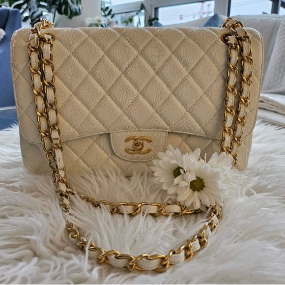 Classic Chanel Flap Handbag - Picture 5 of 6